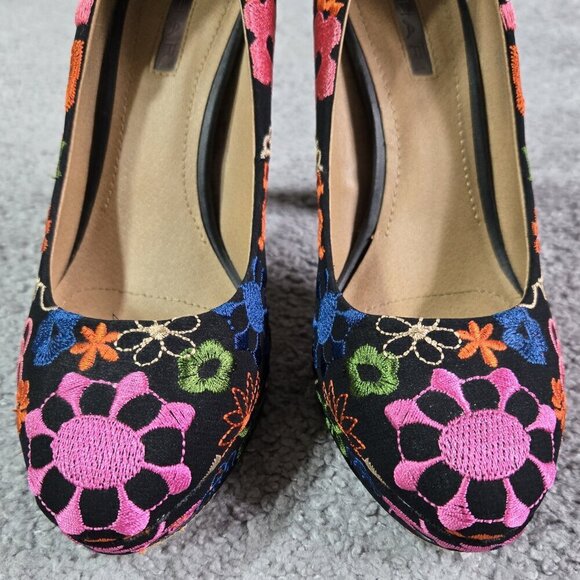 Tahari Brentwood Black Floral Embroidered Round Toe Pumps Hippie Retro Look - Picture 4 of 10